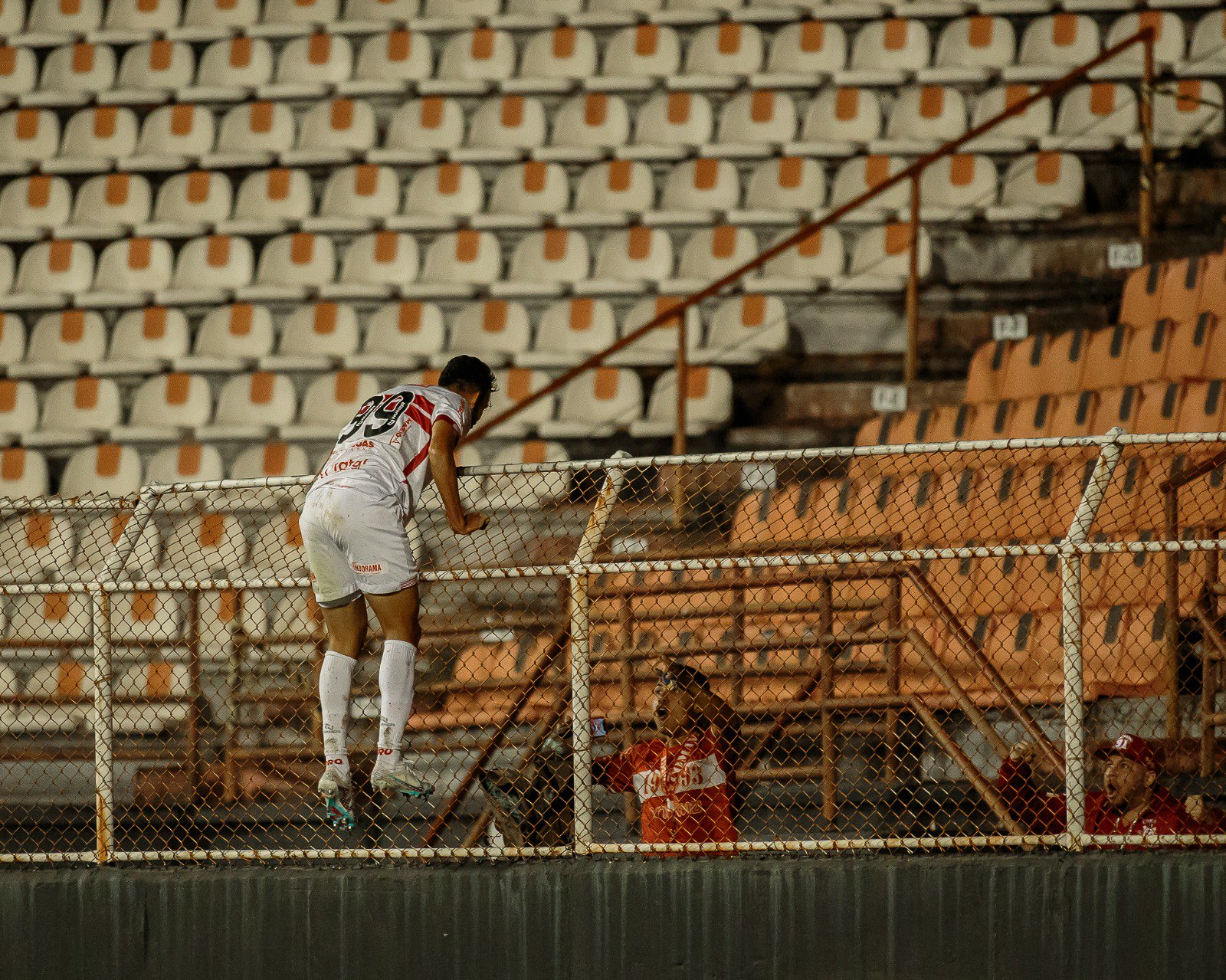 De virada e com gol de ‘herói improvável’, CRB derrota Ituano e melhora chances de permanecer na Série B