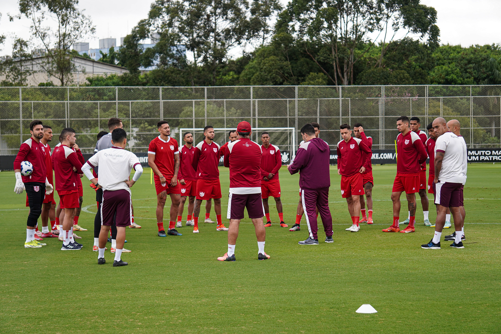 Sem dar pistas da formação, Barroca encerra preparação para o CRB enfrentar o Santos