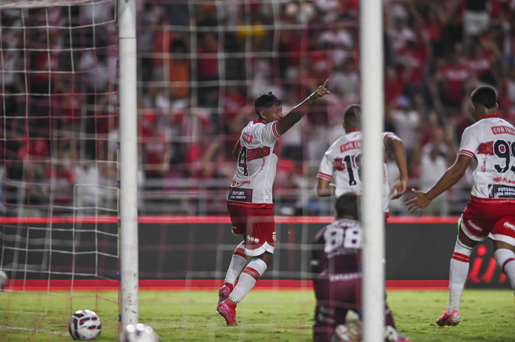 Em atuação consistente, CRB derruba último invicto da Série B e cola no G4