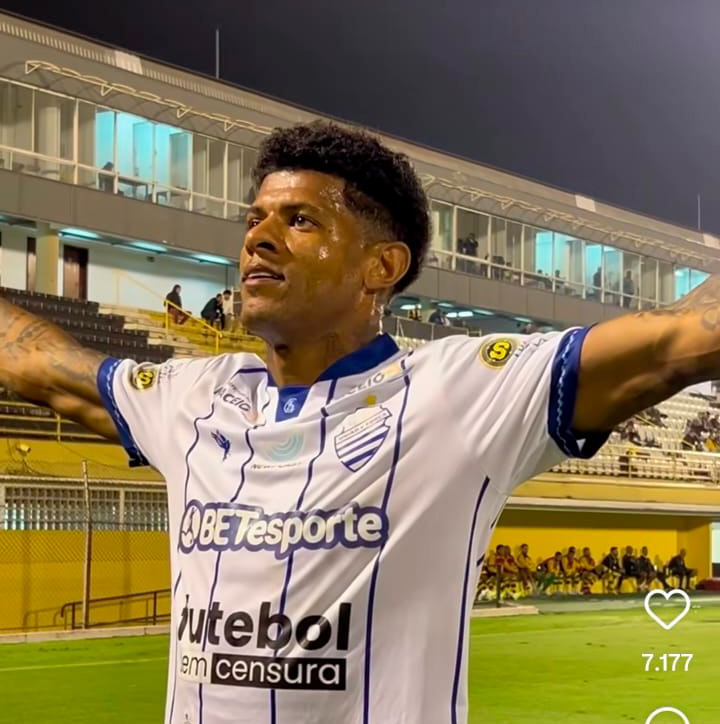 Tiago Marques marca duas vezes, CSA vence a 1ª fora e entra no G8 Tiago Marques marca duas vezes, CSA vence a 1ª fora e entra no G8