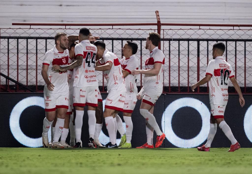 Após fazer 3 a 0 no 1º tempo, CRB toma três gols no 2º tempo e amarga empate com sabor de derrota