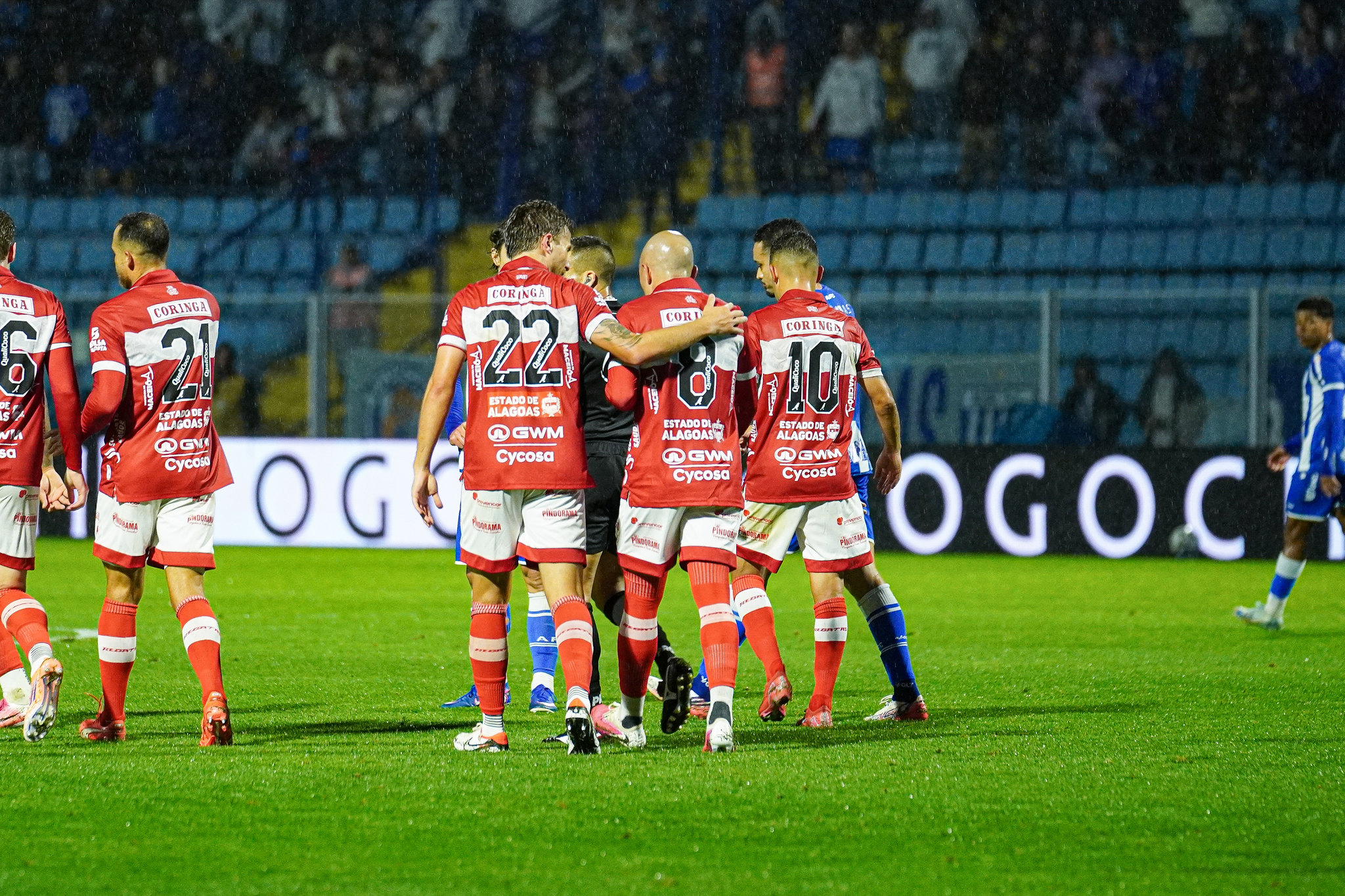 Com atuação monstruosa de Vitor Caetano, CRB vence o Avaí e se aproxima do G6