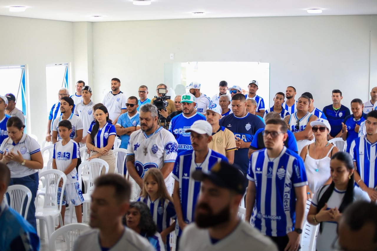 Nos 113 anos, CSA tem comemoração discreta, protesto e ausência da direção
